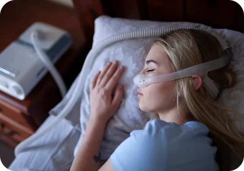 Homem de meia idade dormindo tranquilamente de lado usando máscara de CPAP em quarto com luz suave da manhã, lençóis claros, clima calmo, fotografia realista profissional